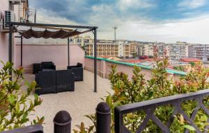 een balkon met uitzicht op de stad bij Your Apartment Catania in Catania