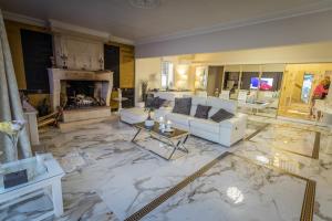 una gran sala de estar con suelo de mármol en Domaine La Corniche, en Bayon