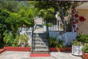 una puerta de metal con escaleras en un jardín en BUENA VISTA studios en Lourdhata