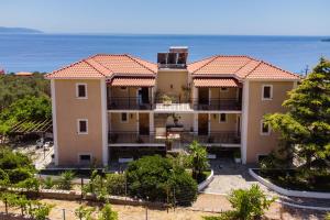 a house with a view of the ocean at BUENA VISTA studios in Lourdata