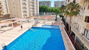 widok na basen w budynku w obiekcie SALINAS CENTRO - PLAYA DE GANDIA w mieście Playa de Gandia