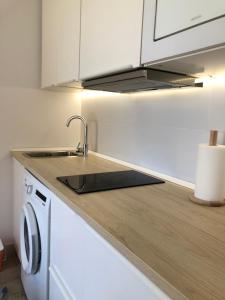 kuchnia ze zlewem i kuchenką w obiekcie Apartamento Fuengirola w mieście Fuengirola