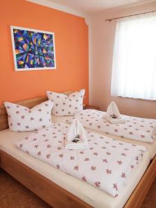 a bedroom with a large bed with orange walls at Cosis Ferienwohnung in Hohnstein