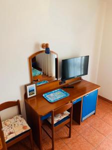 TV a/nebo společenská místnost v ubytování FUNTANA-MIA ROOMS B&B