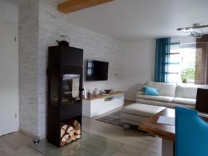 a living room with a fireplace and a couch at Ferienwohnung Kürmreuth in Königstein in der Oberpfalz