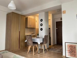 斯特魯加的住宿－Sunset Apartment，厨房以及带桌椅的用餐室。