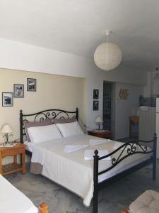 A bed or beds in a room at Vrohaki Studios & Rooms