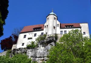 a building sitting on top of a mountain at Cosis Ferienwohnung in Hohnstein