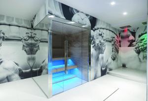 Bazén v ubytování YouMe Design Place Hotel nebo v jeho okolí