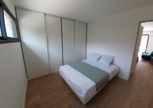 OmessaにあるCasa Prunelliの白い壁とウッドフロアのベッドルーム1室