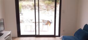 OmessaにあるCasa Prunelliのガラスのスライドドア(テーブル、椅子付)が備わる客室です。