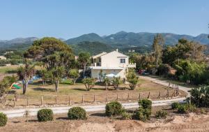 Afbeelding uit fotogalerij van Lazaris Apartments in Almiros strand