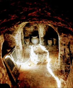 vista su una camera con vasi in una grotta di La Quinta de Malu a Valeria
