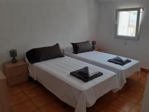 A bed or beds in a room at Casa Rural Los Tres Amigos for holidays and business