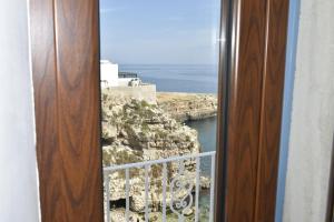 uma vista para o oceano a partir de uma varanda em B&B Prestige em Polignano a Mare