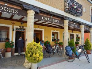 夫羅米斯塔的住宿－卡密諾聖地亞哥旅館，存放在大楼外的自行车商店
