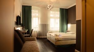um quarto de hotel com uma cama e um sofá em Hotel Prens Berlin em Berlim