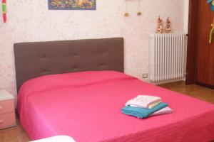 מיטה או מיטות בחדר ב-Villa Chiara Affitta Camere