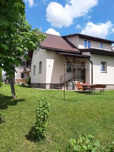 a house with a yard with a picnic table at Apartament Orlik in Tylicz