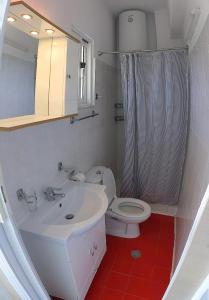 Bilik mandi di Artemis Studios - Pool and garden
