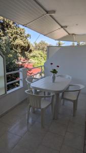 Balkoni atau teres di Artemis Studios - Pool and garden