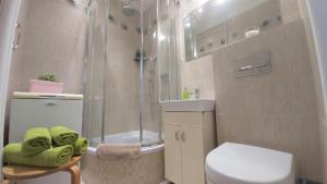 ATapartments - Comfort في غدانسك: حمام مع دش ومرحاض ومغسلة
