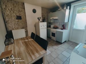 Una cocina o zona de cocina en Chambre privée dans maison tout confort