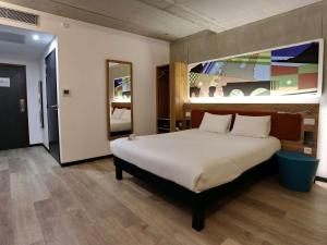 Postel nebo postele na pokoji v ubytování ibis Styles Ajaccio Napoleon