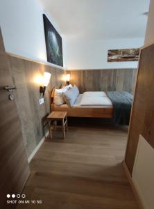 A bed or beds in a room at Berliner Ecke