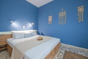 Un pat sau paturi într-o cameră la Lazaris Apartments