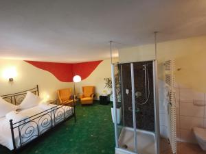 Ein Bett oder Betten in einem Zimmer der Unterkunft Hotel Am Hirschhorn - Wellness - Spa - and more