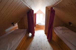 Våningssäng eller våningssängar i ett rum på Fjalladýrð Guesthouse