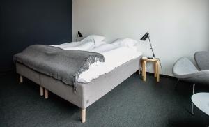 A bed or beds in a room at Lindstrøm Hotel