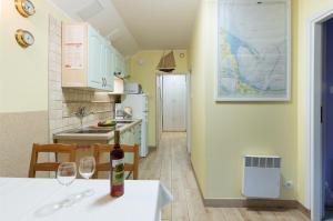Kuchnia lub aneks kuchenny w obiekcie Apartamenty Barakuda
