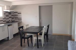 Η κουζίνα ή μικρή κουζίνα στο Appartement dans le Massif du haut Jura