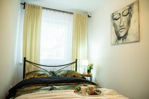 sypialnia z łóżkiem i oknem w obiekcie APARTAMENT BIESZCZADY w mieście Ustrzyki Dolne