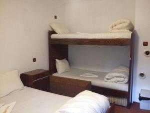 Poschodová posteľ alebo postele v izbe v ubytovaní Guest rooms Dyado Sabcho