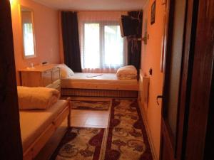 アプリルツィにあるGuest rooms Dyado Sabchoのベッド2台と窓が備わる小さな客室です。