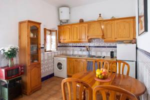 una cocina con una mesa con un bol de fruta. en La Casa de Alicia, en Salobreña