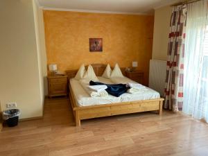 um quarto com uma cama e duas mesas de cabeceira em Hotel Restaurant Gasthof Michal em Gundersheim mais 22 fotografias