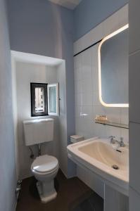 uma casa de banho com um WC, um lavatório e uma banheira em B&B Arena di Lucca em Lucca