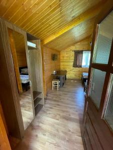 an empty room in a log cabin with a desk at Hanul Arcașului in Voila