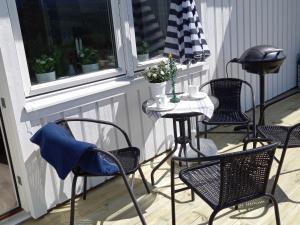 a porch with chairs and a table and a window at Mysig lägenhet med fjällutsikt i Sälen in Sälen