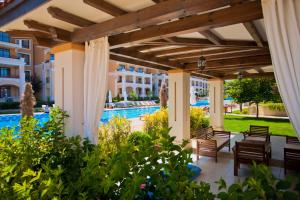 The swimming pool at or close to Green Life Apartments Sozopol