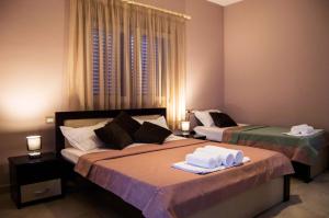 ein Schlafzimmer mit 2 Betten und Handtüchern darauf in der Unterkunft Villa Paja in Ksamil