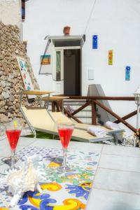 una mesa con dos copas de martini en un patio en Holidays Perla d'Amalfi, en Amalfi