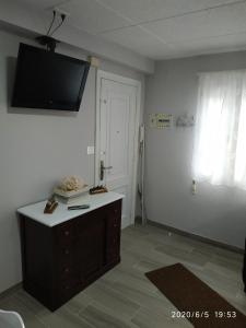 a living room with a tv on the wall at Apartamento Laxe con vistas al mar in Laxe