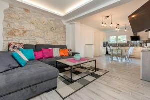 a living room with a couch and a table at Apartman Milan in Banjole