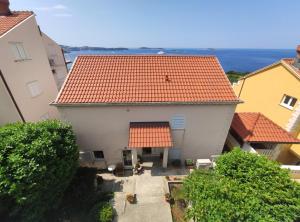 ムリニにあるApartments Vita - Modern apartments with a beautiful view of the Adriatic seaのオレンジ色の屋根の建物の上面