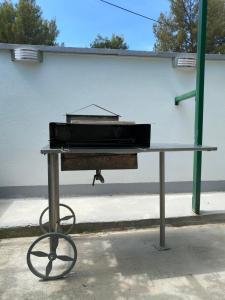 un piano assis sur une table devant un bâtiment dans l'établissement Villa Chiara, à Vodice